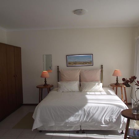 Hermanus At Rikis Self Catering Appartement Buitenkant foto